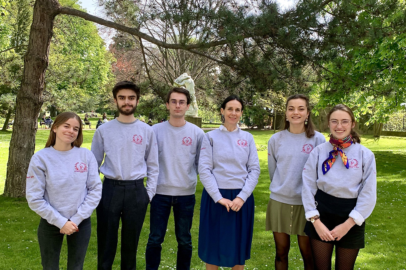 Photo des membres du bureau de l'association du Collège de droit avec le professeur Cécile Pérès