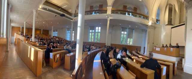 Public de la table ronde de l'école de droit