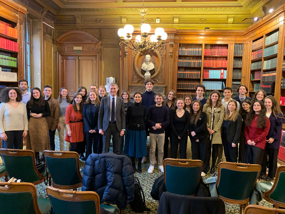 Photo de groupe de la seconde visite à la cour de cassation du Collège de droit