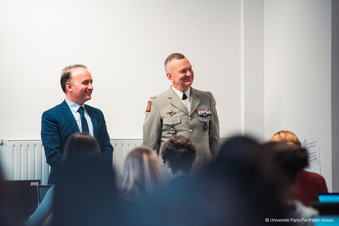 Photo de la conférence du général Durieux avec le président Braconnier et le professeur Pérès