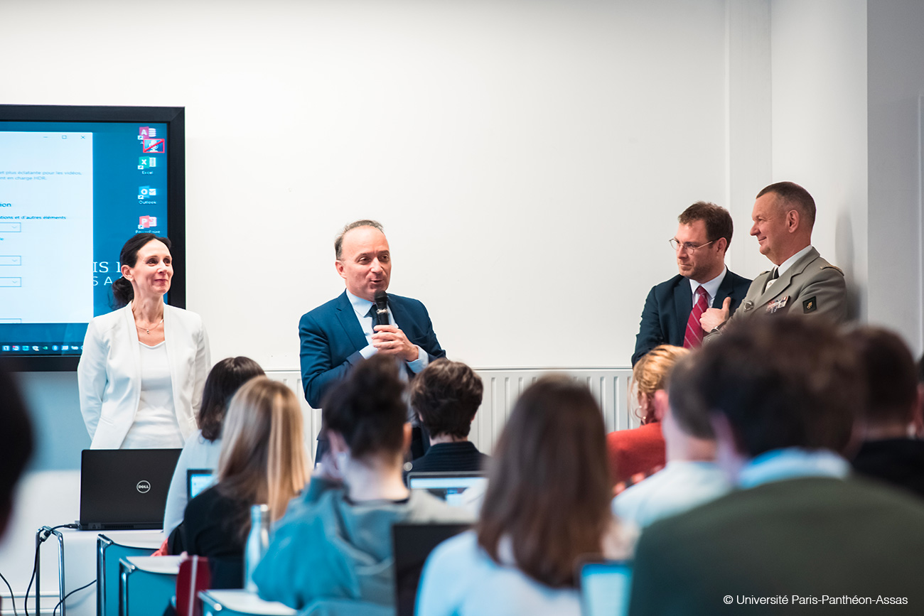 Photo de la conférence du général Durieux avec le président Braconnier et le professeur Pérès