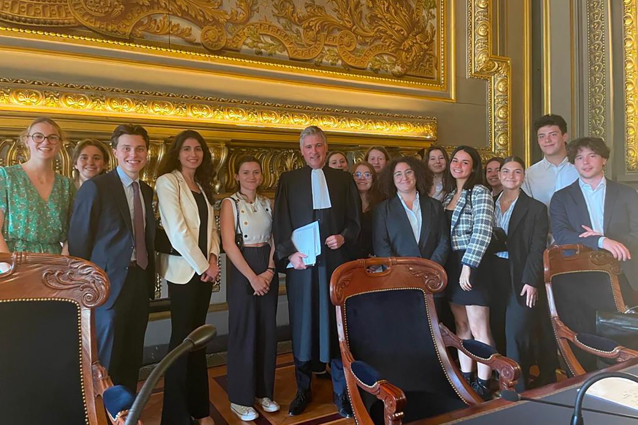 photo du groupe d'étudiants du Collège de droit lors de la finale de la conférence du stage de l’Ordre des Avocats aux Conseils,