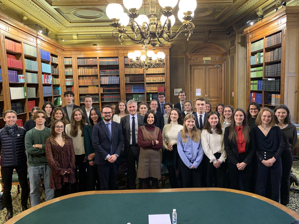 Photo des étudiants du Collège de droit 2023-2024 lors de la visite de l'ordre des avocats aux conseils