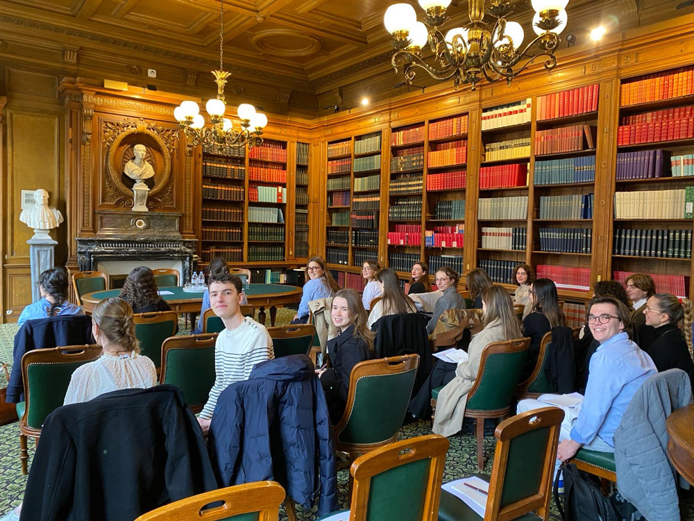 Photo du deuxième groupe du Collège de droit en visite à l'ordre des avocats au  Conseil d’État et à la Cour de cassation 