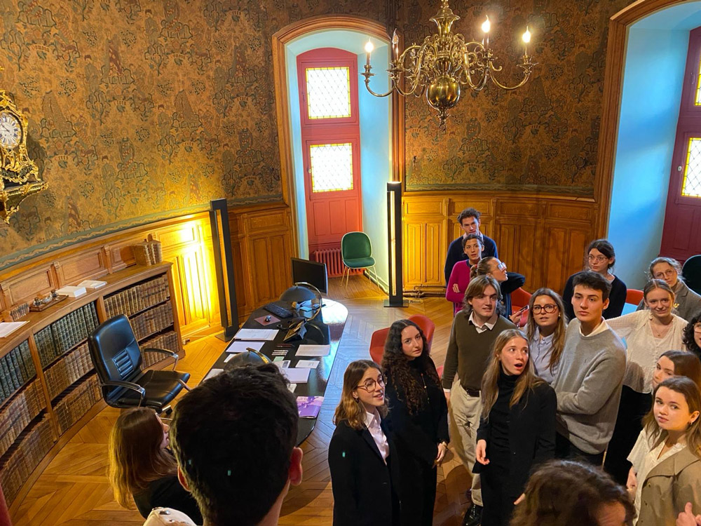 Photo du deuxième groupe du Collège de droit en visite à l'ordre des avocats au  Conseil d’État et à la Cour de cassation 