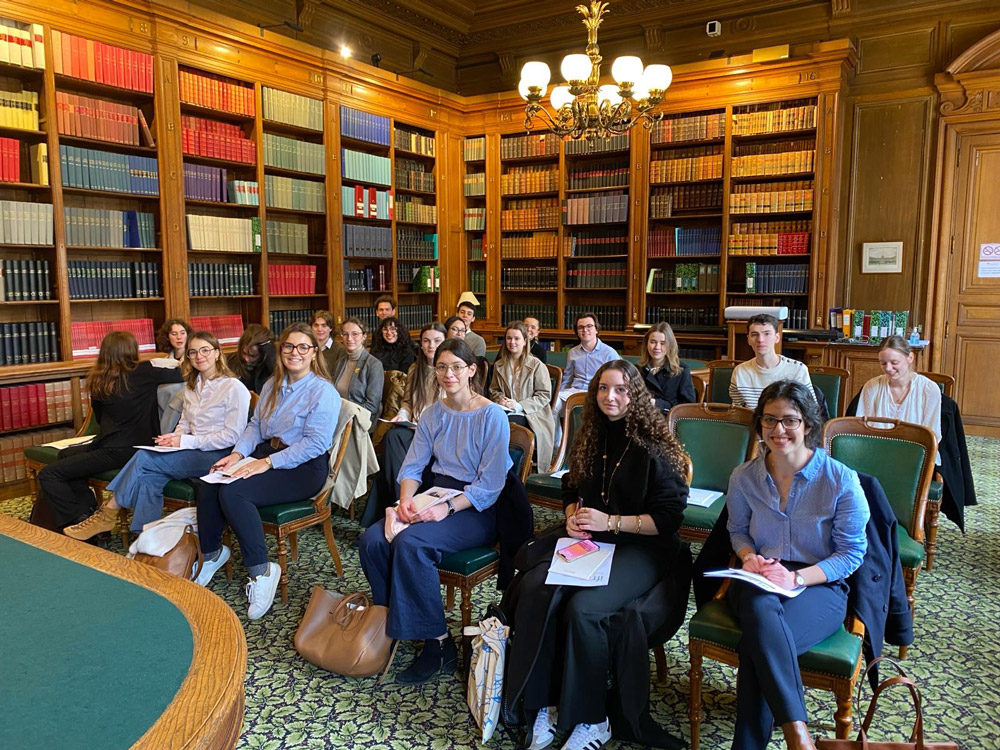 Photo du deuxième groupe du Collège de droit en visite à l'ordre des avocats au  Conseil d’État et à la Cour de cassation 