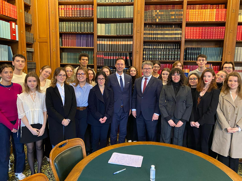 Photo du deuxième groupe du Collège de droit en visite à l'ordre des avocats au  Conseil d’État et à la Cour de cassation 