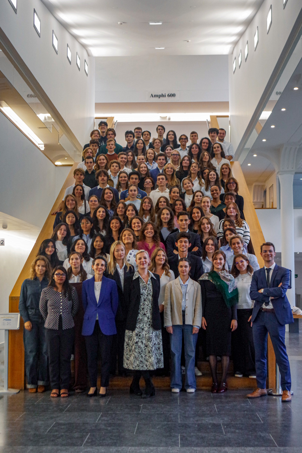 Photo des étudiants de deuxième année de la promotion 2024-2025 du Collège de droit