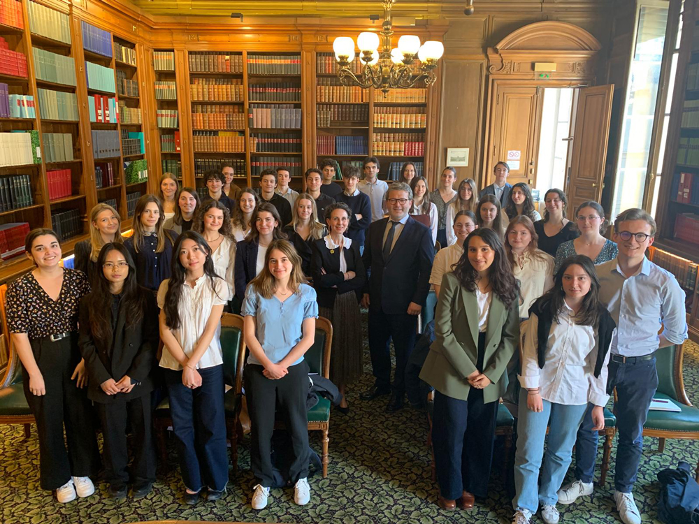 Photo du troisième groupe d'étudiants du collège de droit lors de la visite à l'Ordre des avocats aux Conseils
