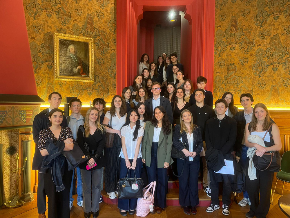 Photo du troisième groupe d'étudiants du collège de droit lors de la visite à l'Ordre des avocats aux Conseils