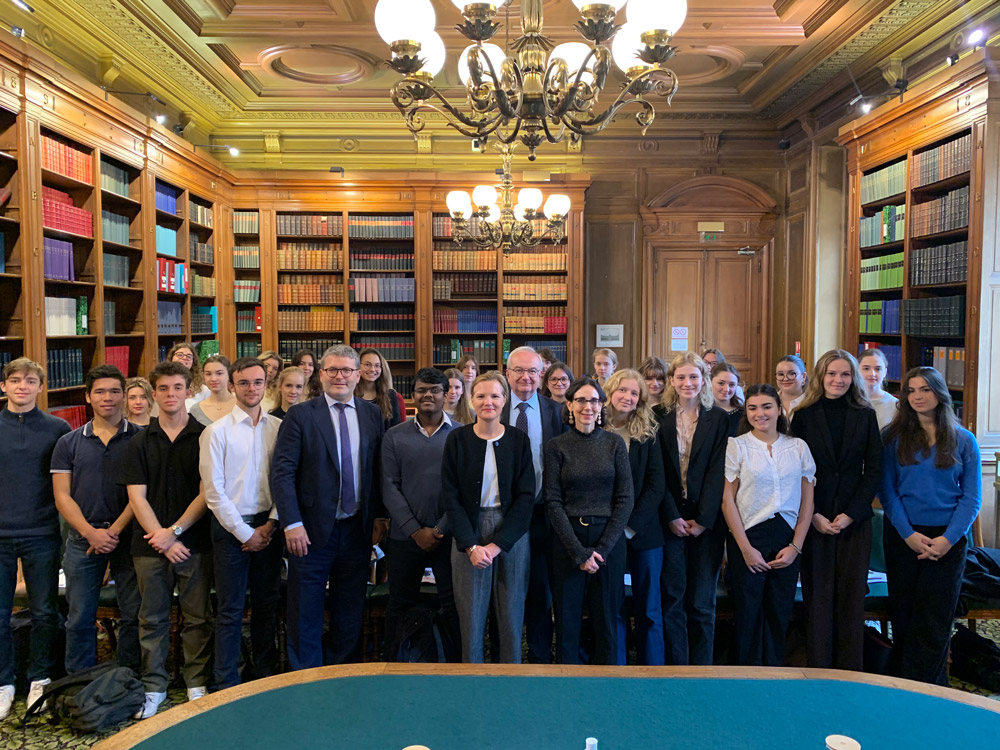 Photo du premier groupe d'étudiants du collège de droit lors de la visite à l'Ordre des avocats aux Conseils Photo du premier groupe d'étudiants du collège de droit lors de la visite à l'Ordre des avocats aux Conseils