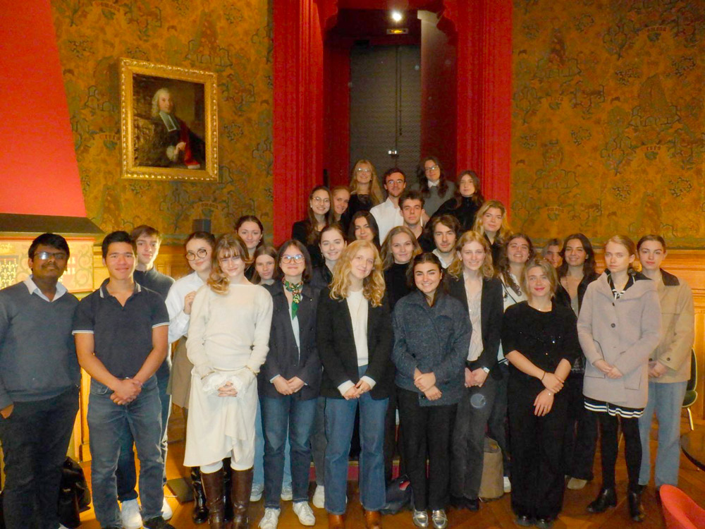 Photo du premier groupe d'étudiants du collège de droit lors de la visite à l'Ordre des avocats aux Conseils Photo du premier groupe d'étudiants du collège de droit lors de la visite à l'Ordre des avocats aux Conseils