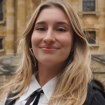 Portrait de Thaïs DAVOINE, alumni du Collège de droit Portrait de Thaïs DAVOINE, alumni du Collège de droit