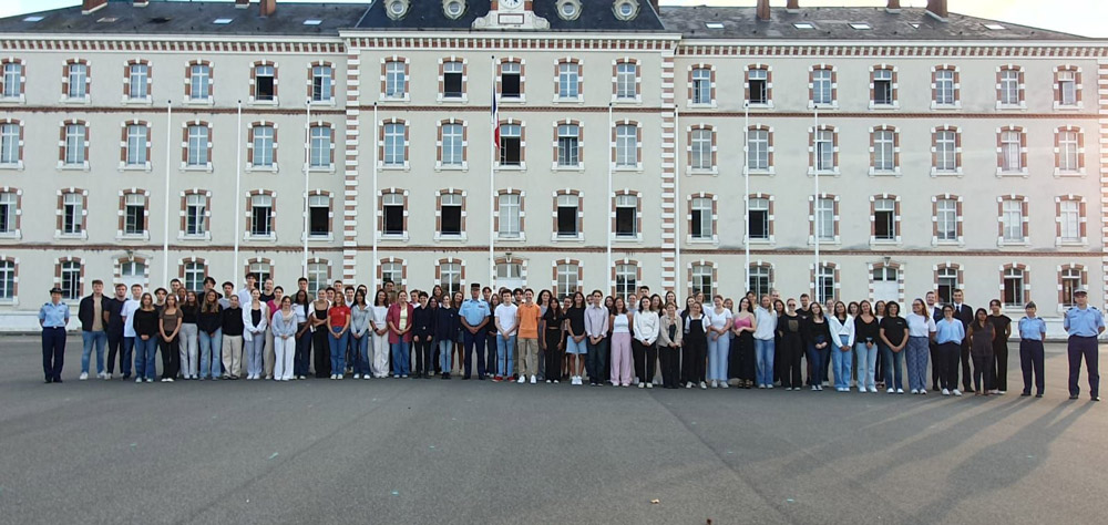 Photo de groupe du séminaire d'intégration des étudiants de 2e année (septembre 2023) du Collège de droit