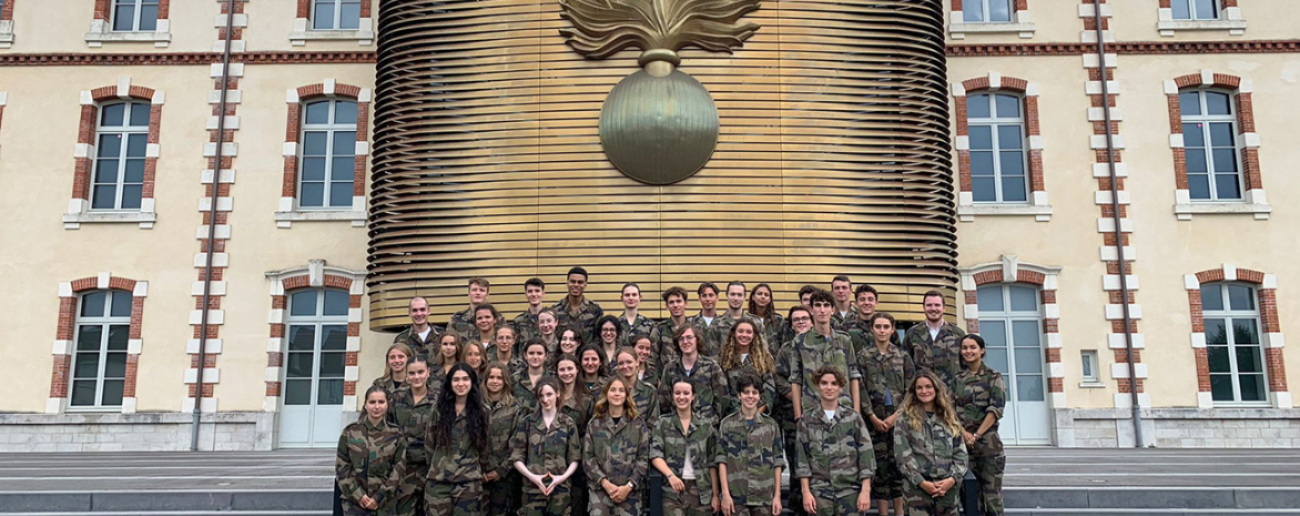 Photo de groupe du séminaire d'intégration des étudiants de 2e année (septembre 2023) du Collège de droit Photo de groupe du séminaire d'intégration des étudiants de 2e année (septembre 2023) du Collège de droit