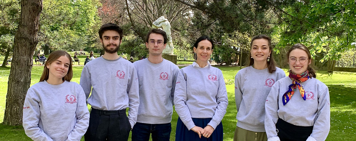 Photo des membres du bureau de l'association du Collège de droit avec le professeur Cécile Pérès