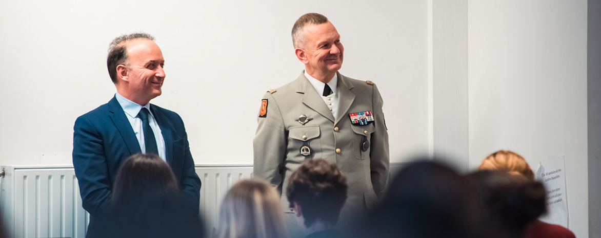 Photo dce la conférence du général Durieux avec le président Braconnier et le professeur Pérès