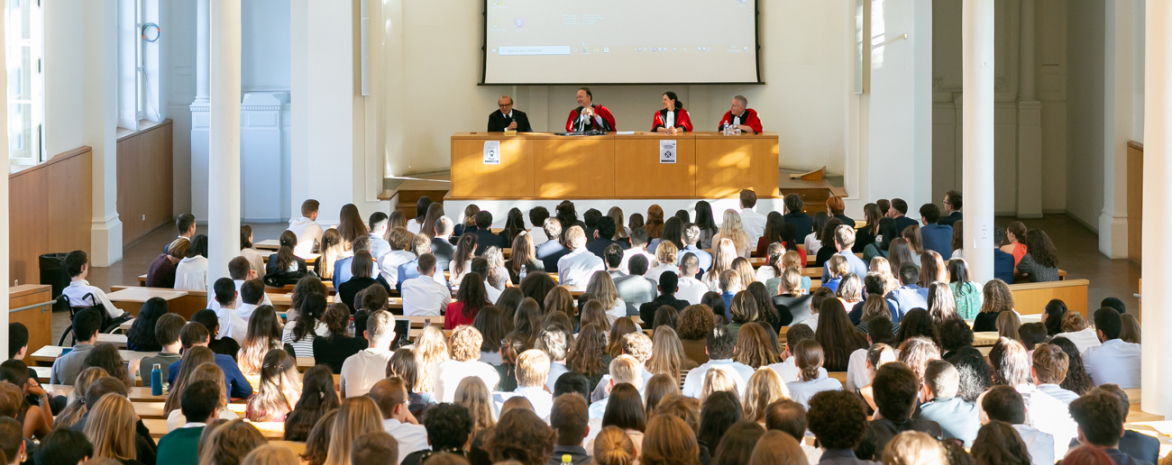 Photo d'ensemble de la conférence solennelle du Collège de droit et de l'École de droit Photo d'ensemble de la conférence solennelle du Collège de droit et de l'École de droit