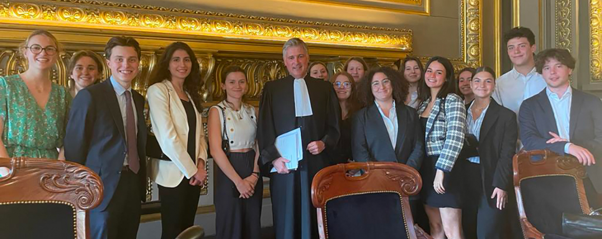 photo du groupe d'étudiants du Collège de droit lors de la finale de la conférence du stage de l’Ordre des Avocats aux Conseils,