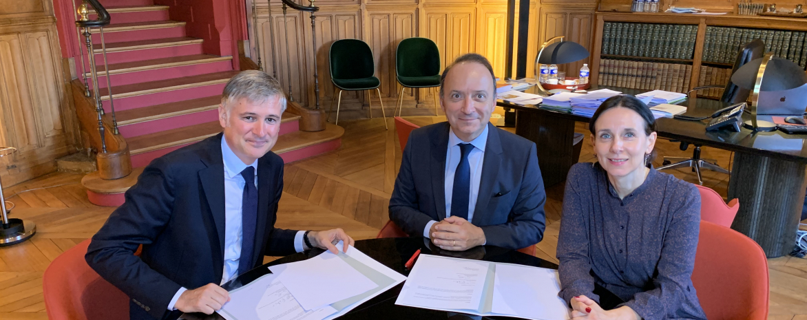 Signature du partenariat entre le Collège de droite et l'Ordre des avocats au Conseil d'Etat et à la Cour de cassation Signature du partenariat entre le Collège de droite et l'Ordre des avocats au Conseil d'Etat et à la Cour de cassation