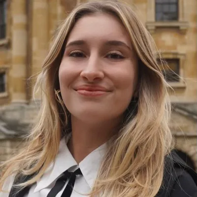 Portrait de Thaïs Davoine, alumni du Collège de droit