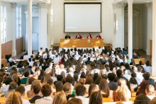 Photo d'ensemble de la conférence solennelle du Collège de droit et de l'École de droit