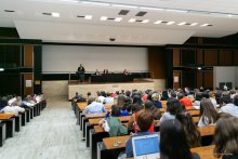 Étudiants dans un amphithéâtre du centre Assas